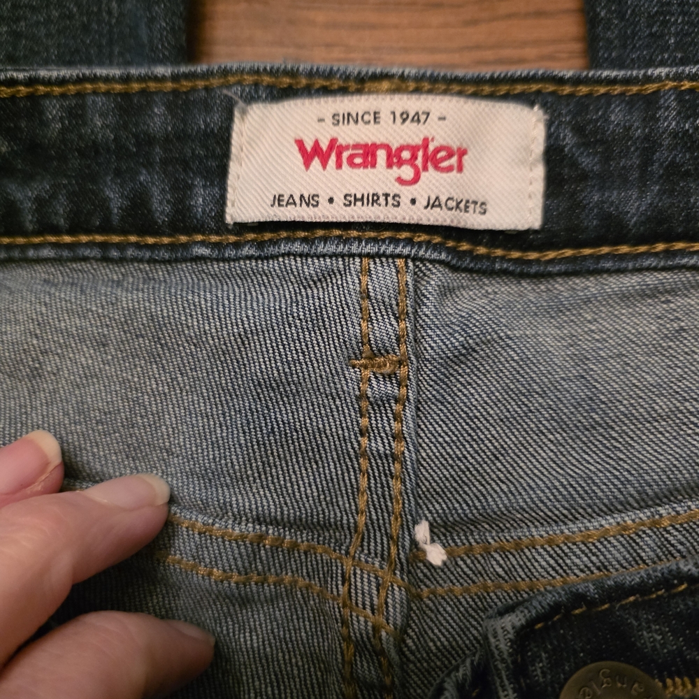 Wrangler Fierce Flare Jeans. Sz 4 (28" Waist) 32" Inseam. - Picture 5 of 12